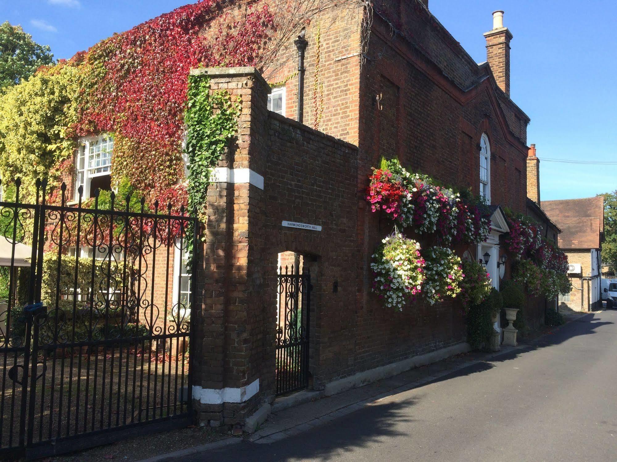 Harmondsworth Hall Guest House West Drayton  Bagian luar foto