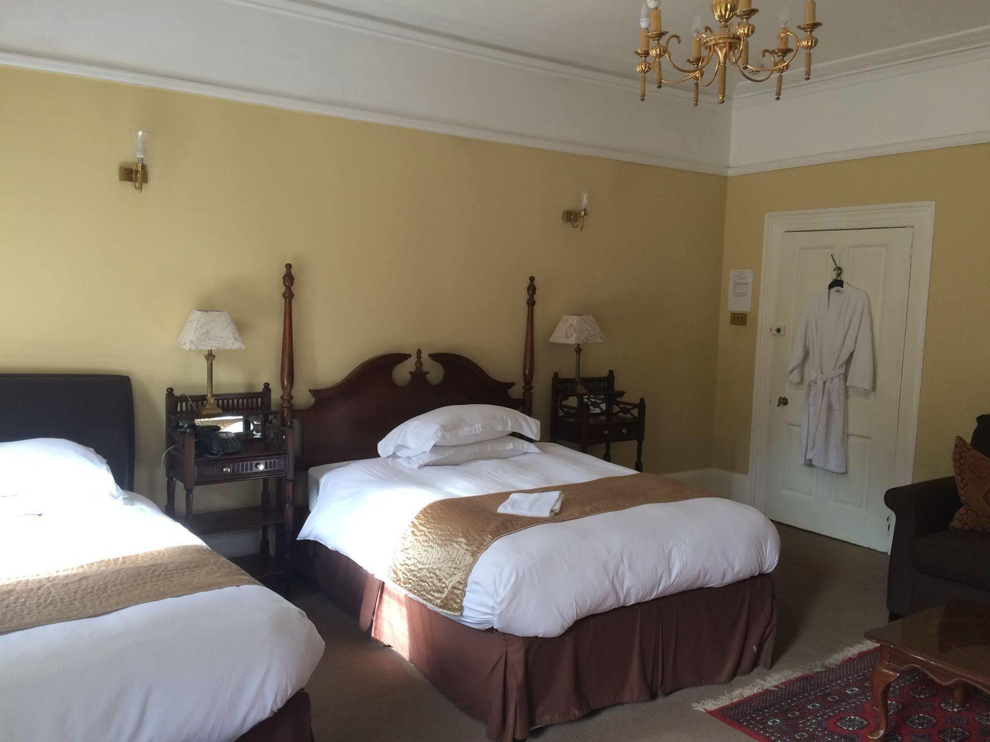 Harmondsworth Hall Guest House West Drayton  Bagian luar foto